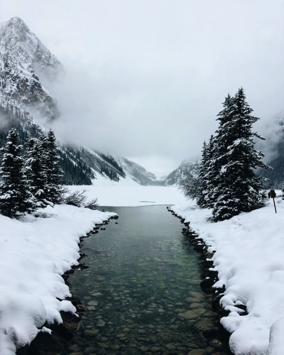 冰山雾水河